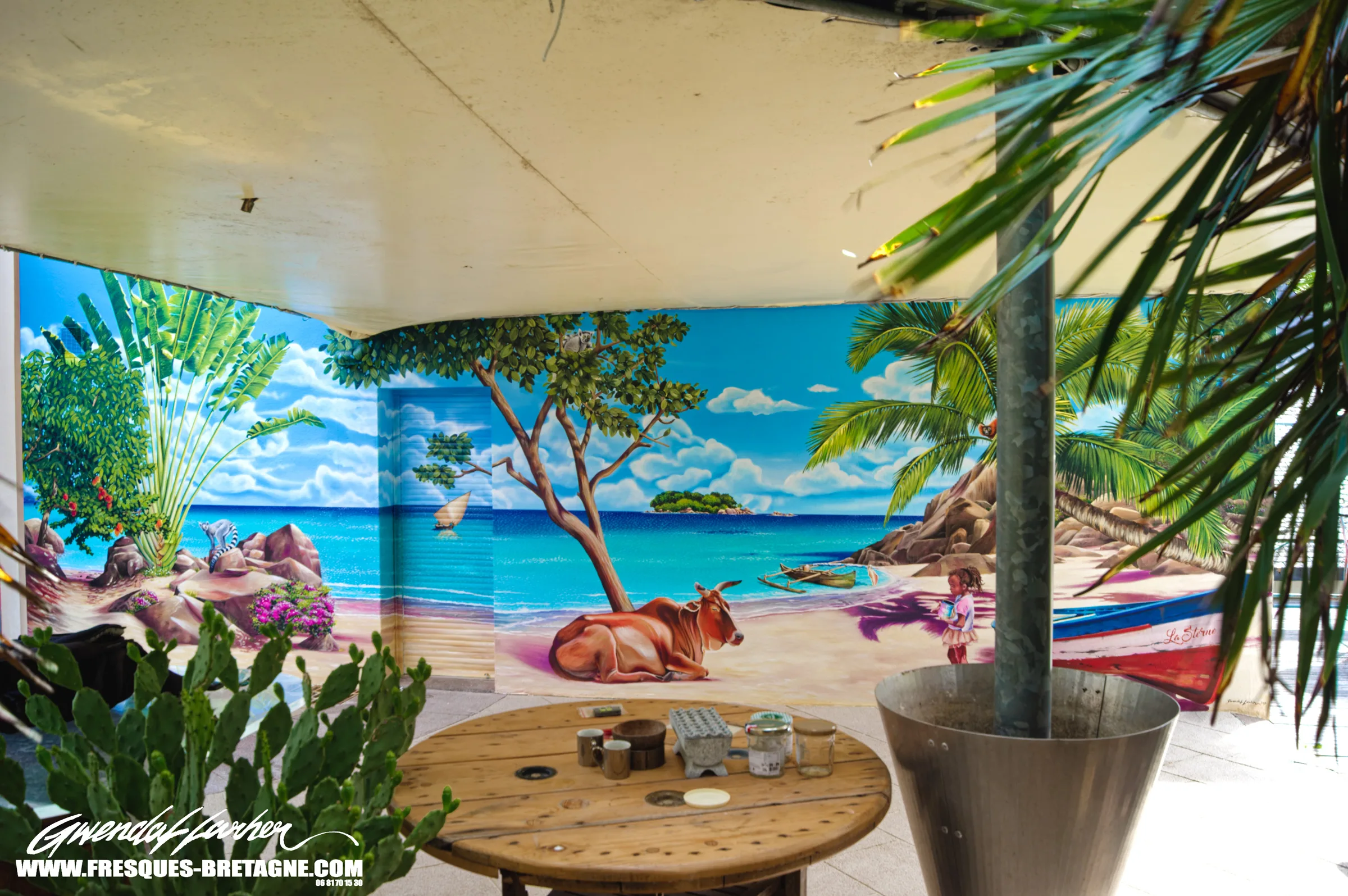 Vue d'ensemble de la fresque tropicale en trompe-l'œil, terrasse couverte à Rennes